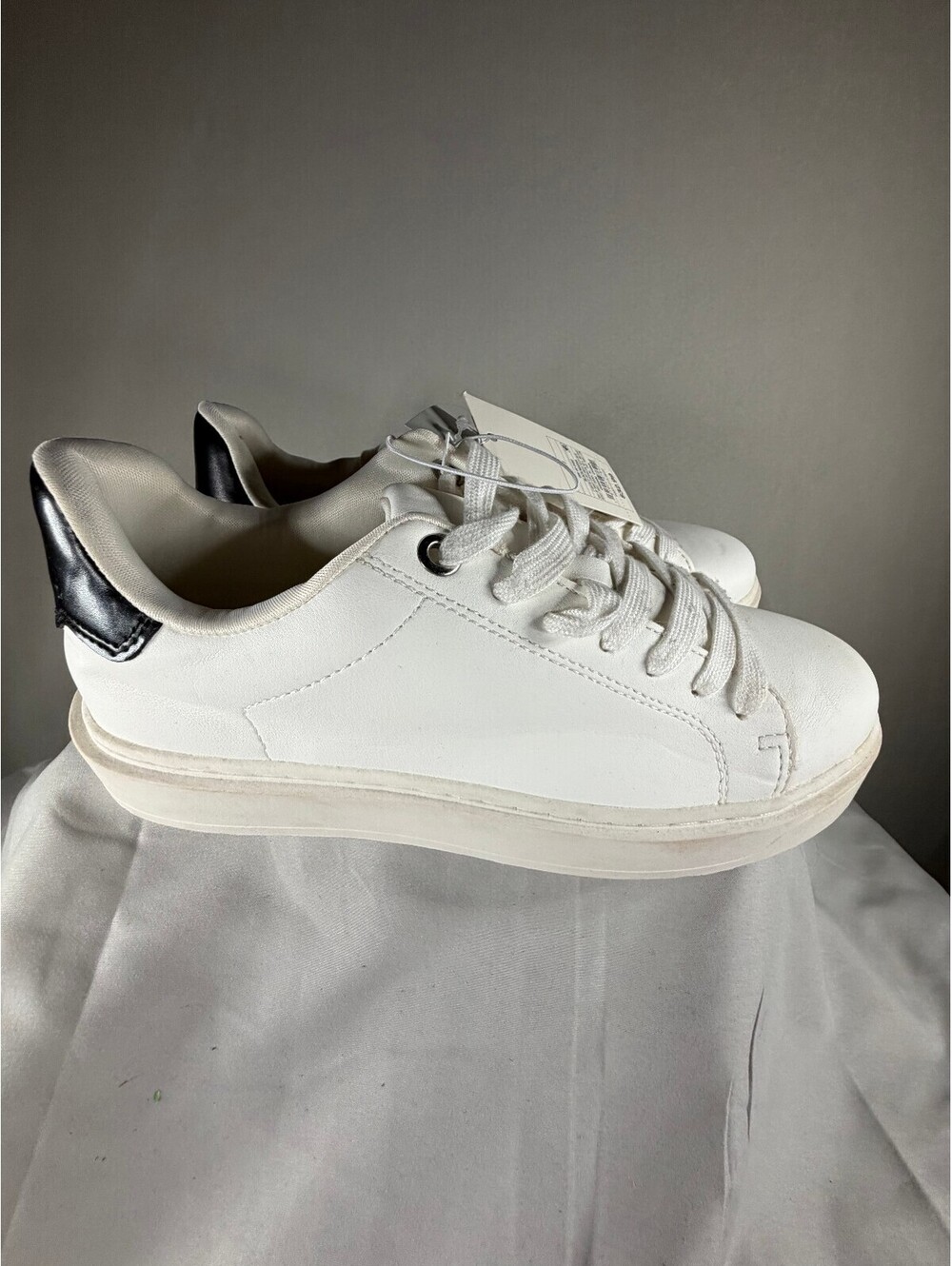 New Day Women's White Sneakers with Black Heel Accent Size 9 NWT - Picture 5 of 6
